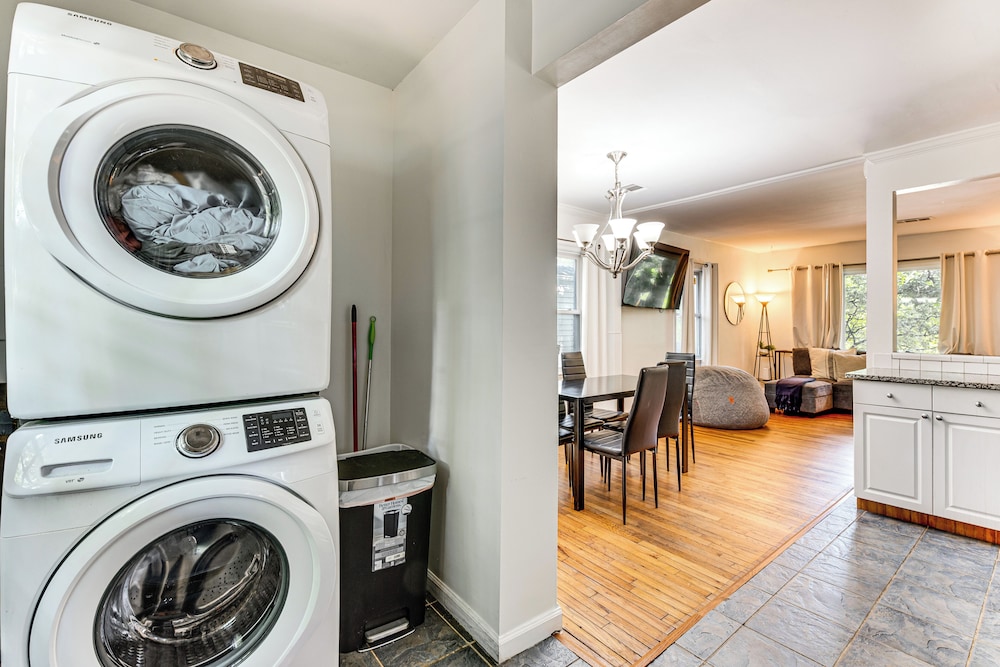 Walk to Golf: Cozy Home w/ Lush Yard in Atlanta!