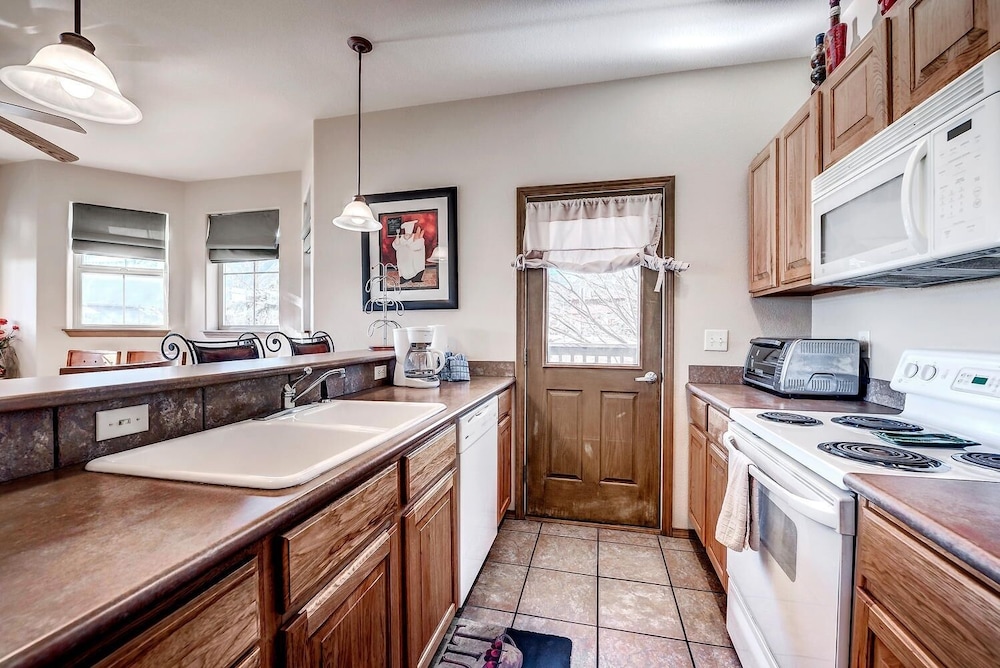 Tarn Landing C-19 1 Bedroom Condo by RedAwning