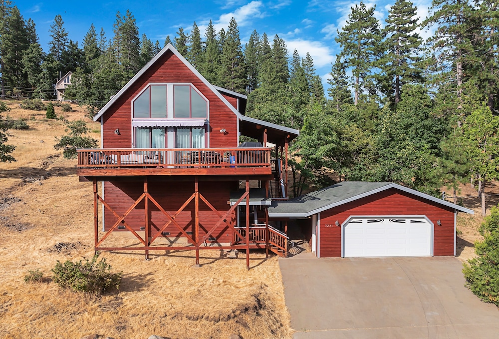 Prasad Retreat - Sunny Home W/ Deck & Air Hockey 3 Bedroom Home by Bear Valley Vacation Rentals