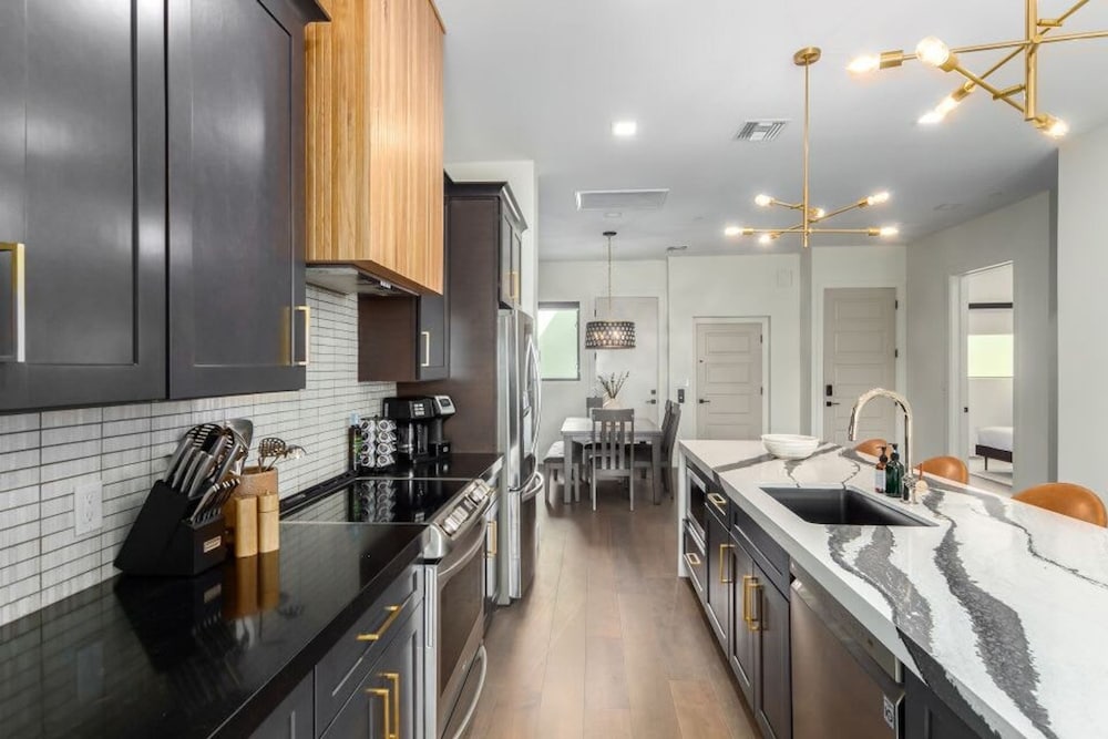 LUX Penthouse Old Town Walkable Gym Mtn Views