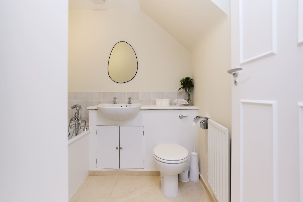 Chiswick Townhouse with Garden & Parking