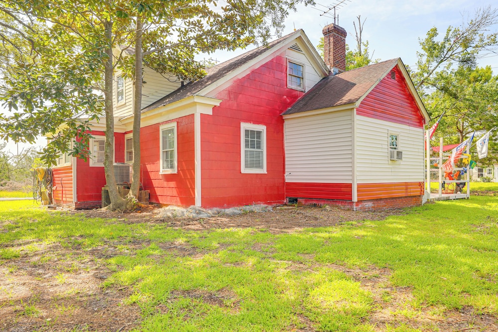 Cozy Cottage w/ Deck, 9 Mi to Downtown Beaufort! view 5