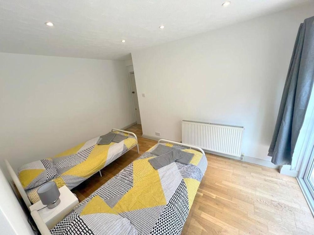 Twin Studio Flat in Sutton - Ground Floor view 2