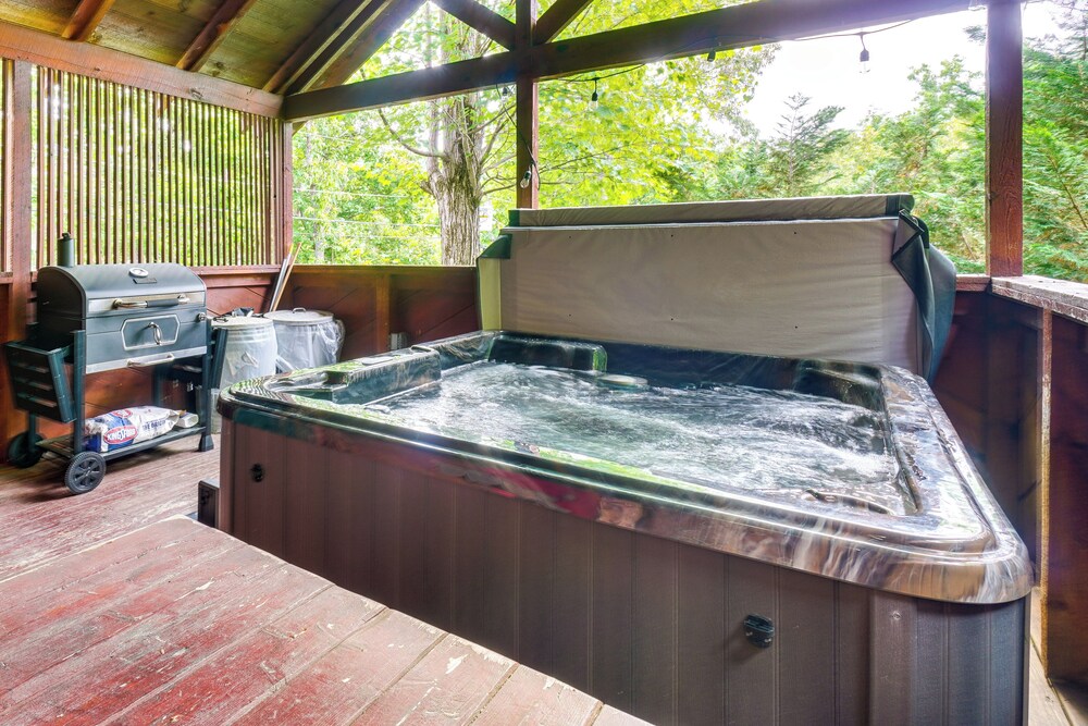5 Mi to Gsmnp: Cabin w/ Hot Tub & Game Area