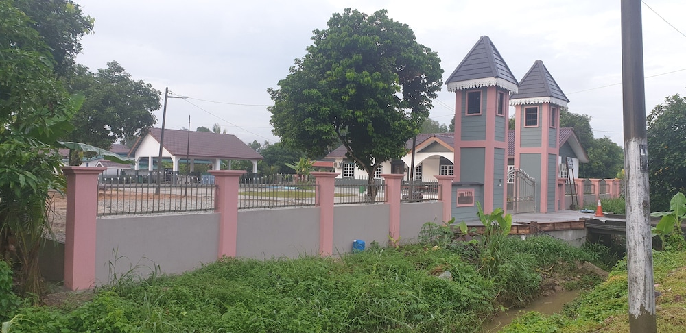 Mri Homestay Sg Buloh - 2 Br House With Centralised Private Pool photo 1