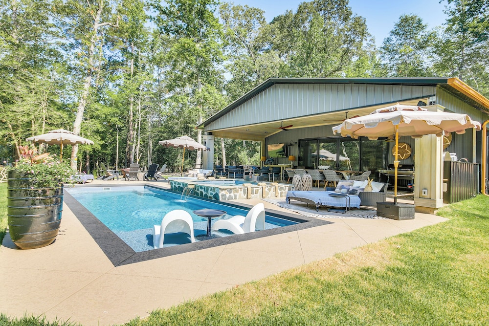 Lake Murray Studio w/ Pool & Hot Tub in Prosperity