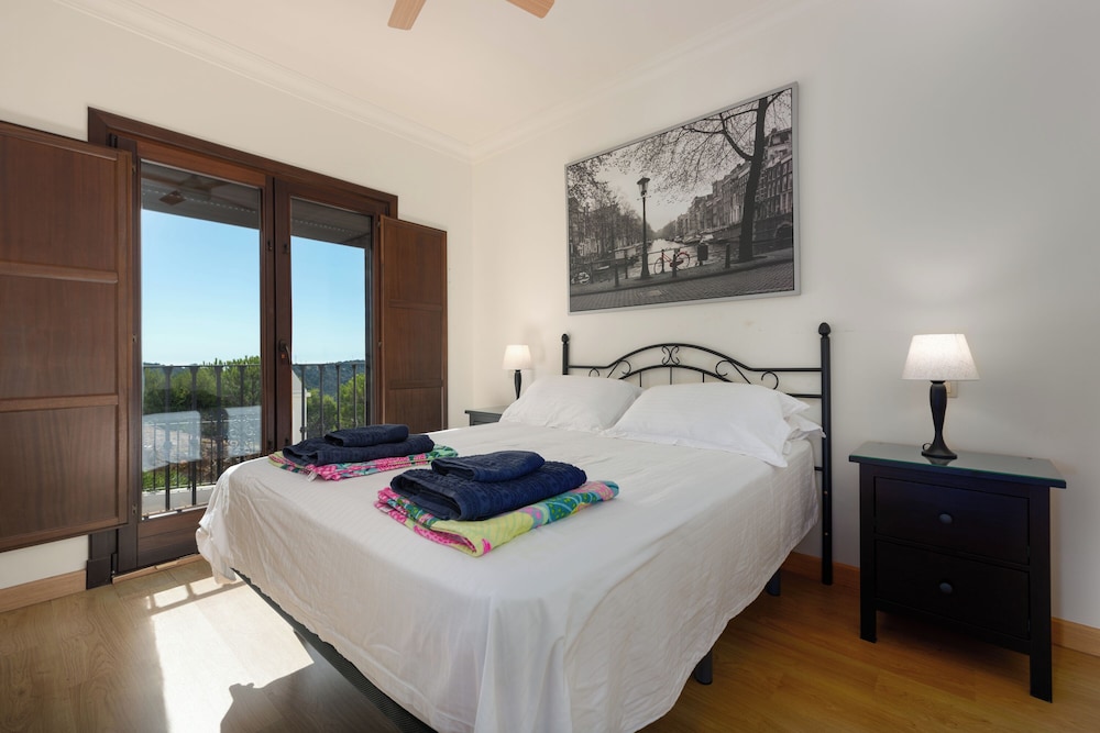 Stylish House, Patio, Pool, Mountains, Stunning White Village, sea 20 Mins Away