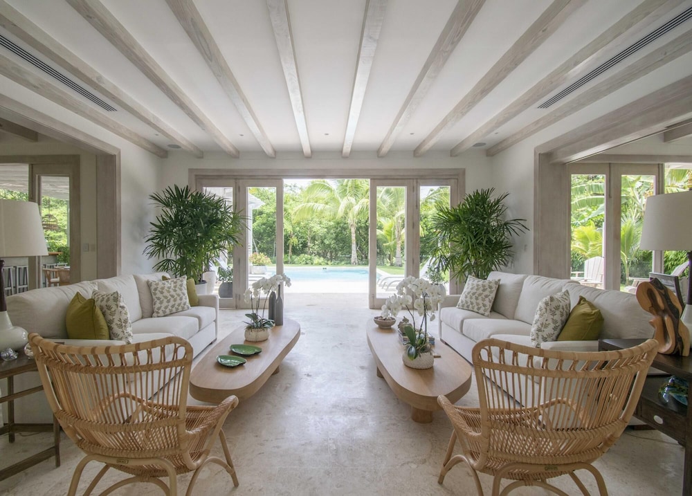 Stylish Fully-staffed Villa Near Beach and Lagoons in Exclusive Golf Resort view 3