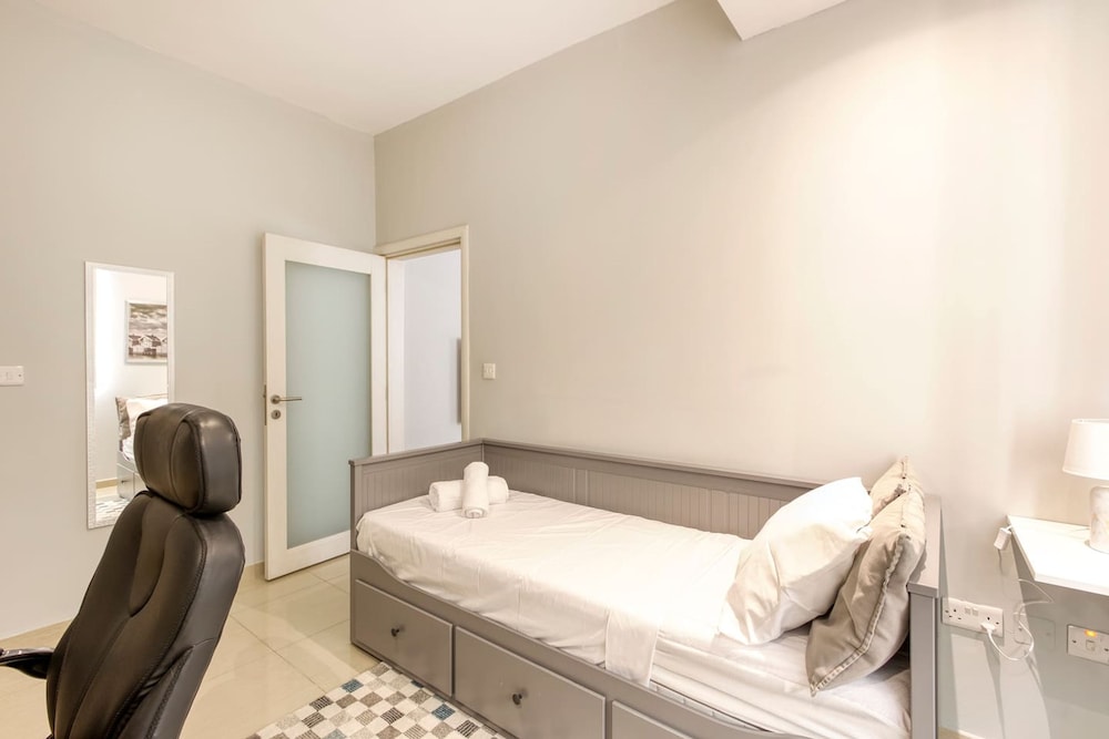 Central Msida Apartment Workspace Wi-fi A C
