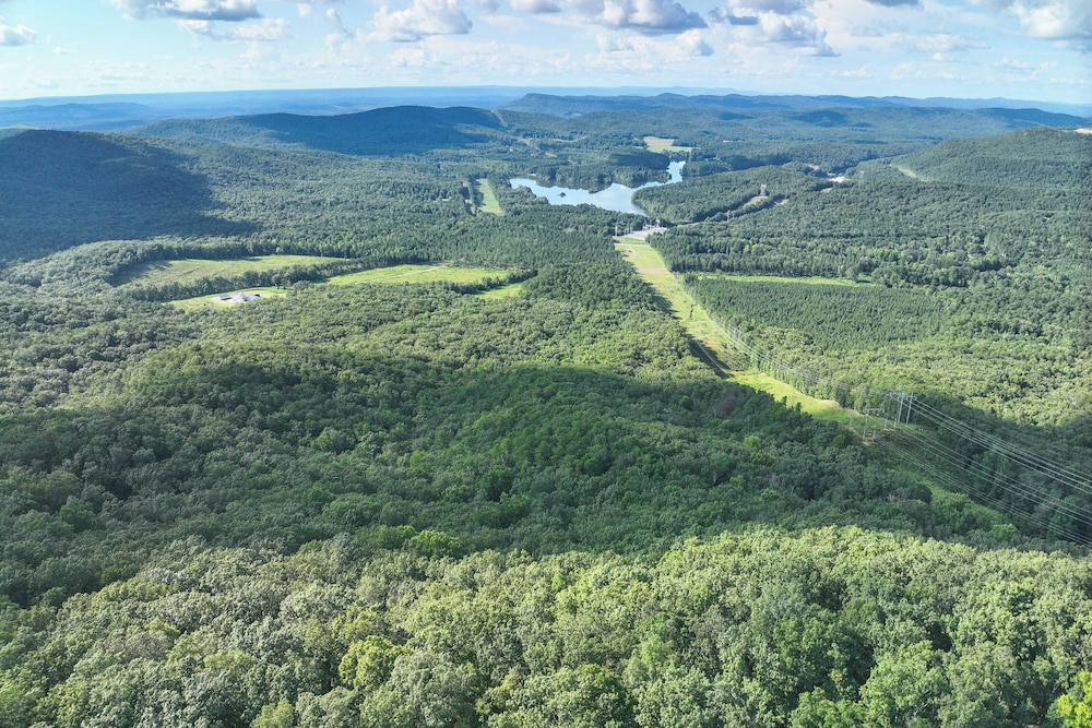 400 Acres on Lavender Mtn: Getaway w/ Hot Tub!