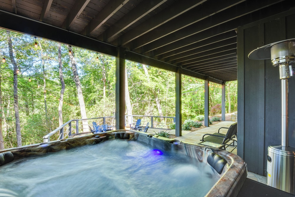 Fish, Hike & Swim: Lake Burton Retreat w/ Hot Tub!