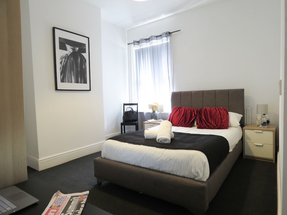 Tudors eSuites Coventry Townhouse Private Garden Free Parking view 2