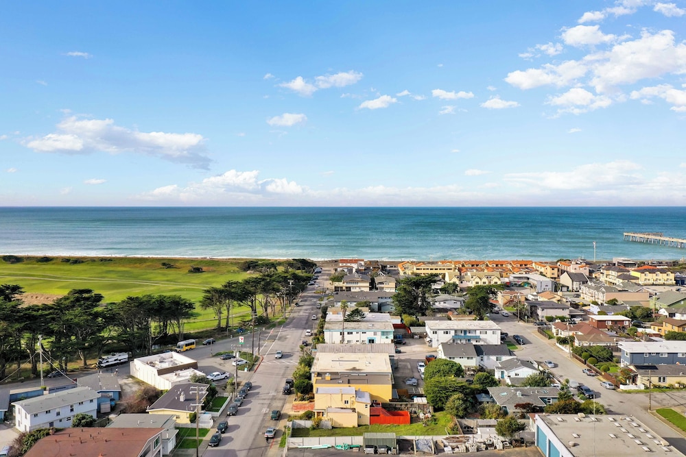 Beachy 1BR Escape with SofaBed Golf