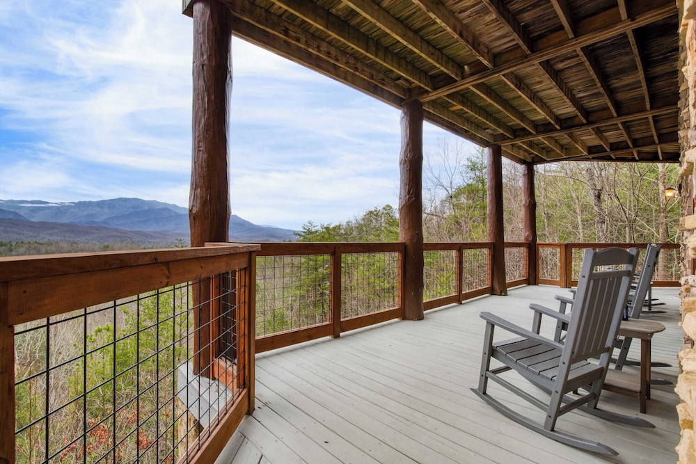 Pinnacle Chalet by Avantstay Luxury Cabin w/ Panoramic Views, Fireplace & Game Room