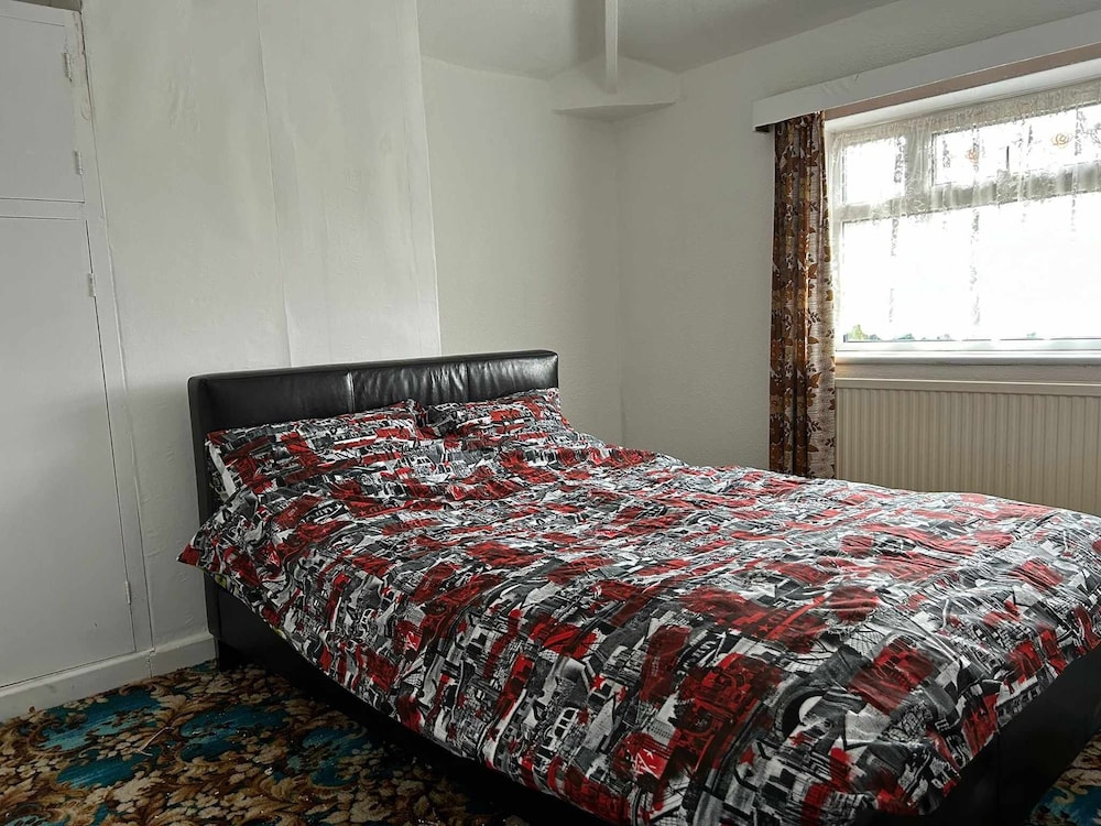 Stunning 3-bed House in Burnley view 4