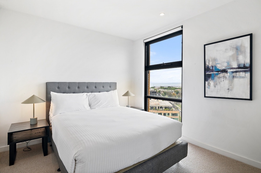 Renovated 2-bed Apartment With Balcony