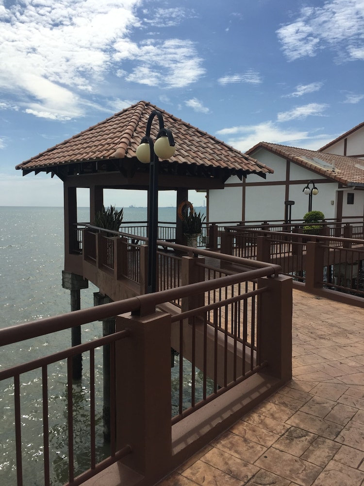 CMK & Private Water Chalet