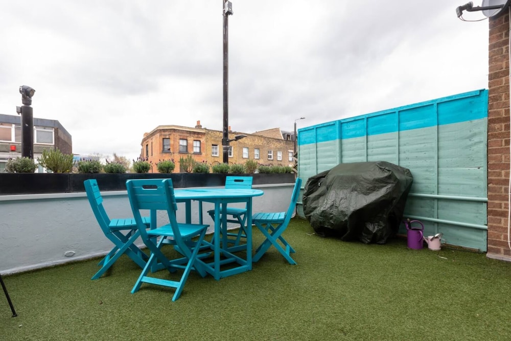 Spacious & Cosy 2 bed Flat With Terrace & Parking