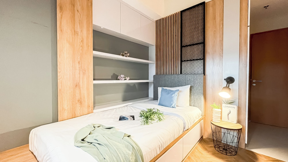 Wooden Nest 2Br Without Living Room At Evenciio Margonda Apartment