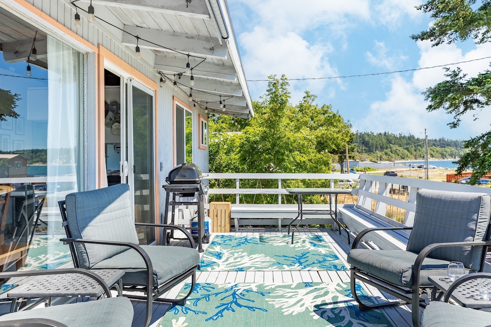 Totally Beachin' Getaway by Avantstay Waterfront view 5