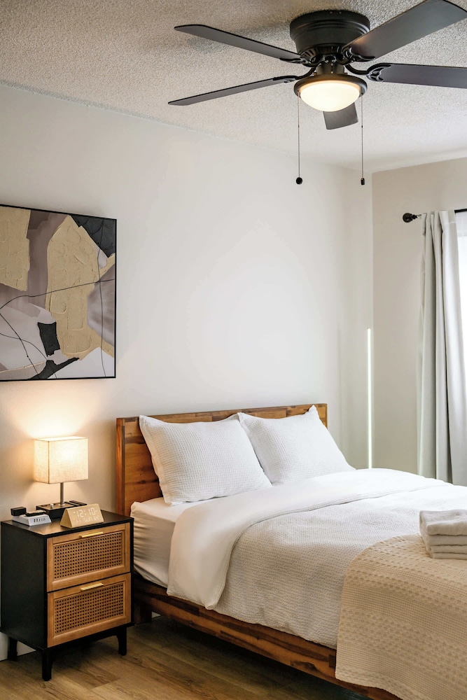 Modern Cozy Retreat Stylish Stay With Patio & Parking