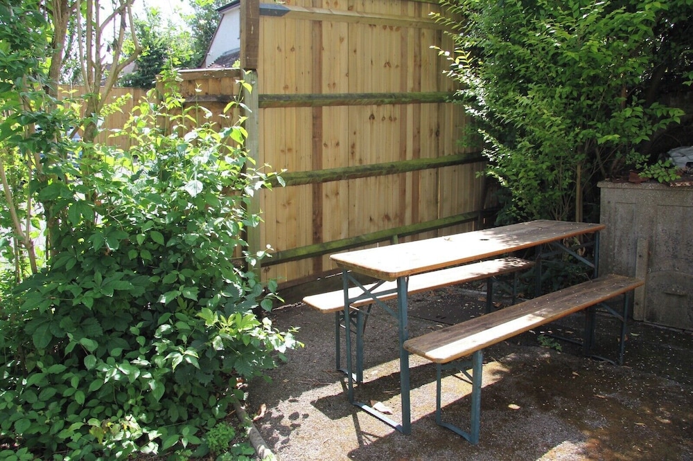 Woodlands Cozy Cottage in Gerrards Cross, Sleeps 2