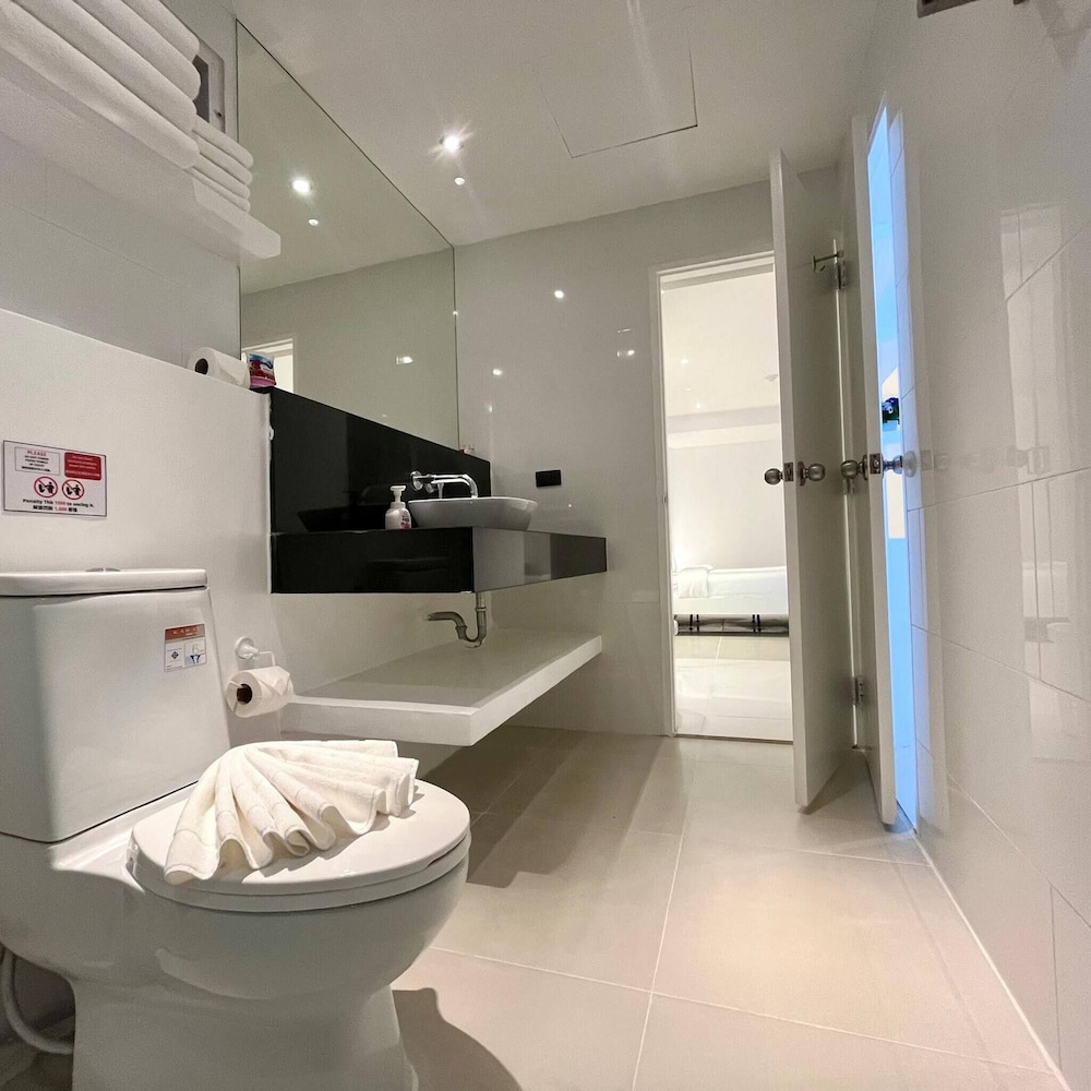 B12 - 2 Bedroom Condo With Pool Access, Karon Beach
