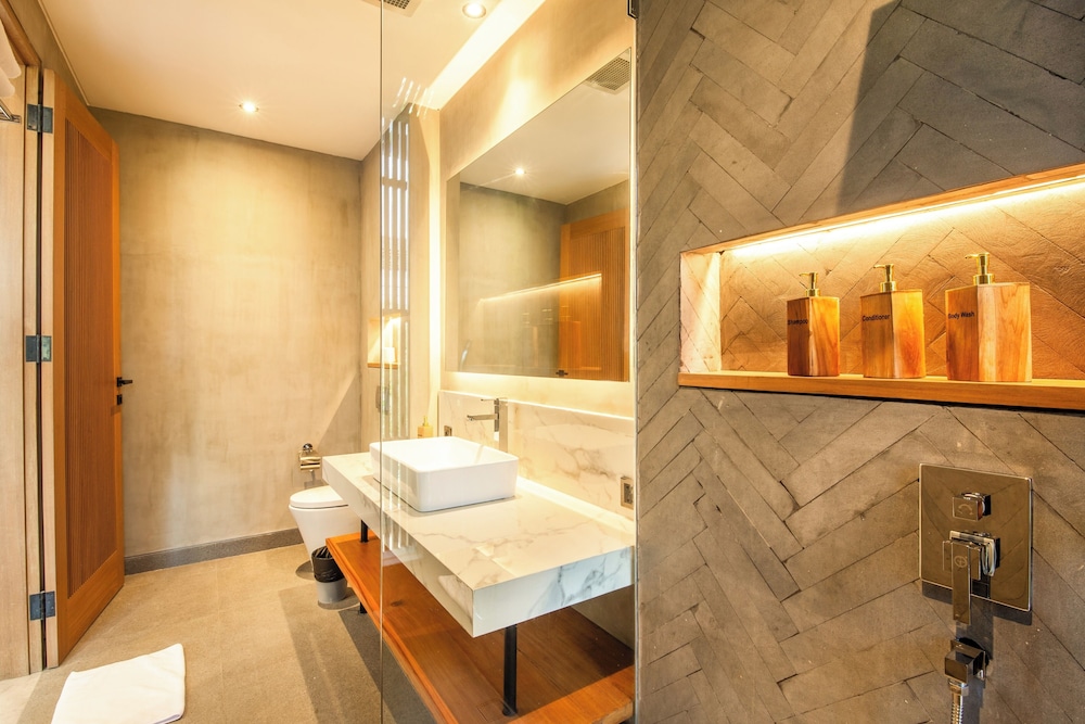 Seaside Escape: 4BR Villa, 190m to Canggu Beach