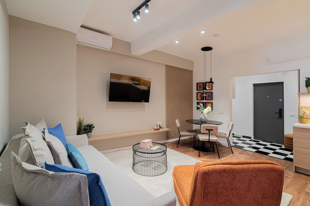 Playful & Trendy 2BR on Regina Elisabeta, Steps to Cismigiu Gardens | Bathtub & Boulevard Views