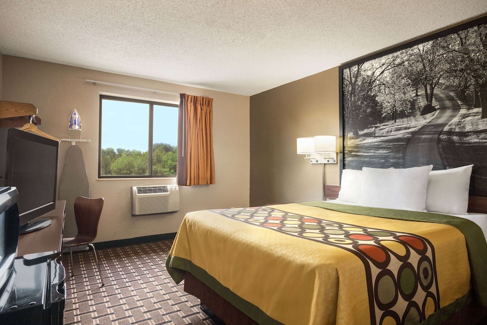 Super 8 by Wyndham Mayfield view 2