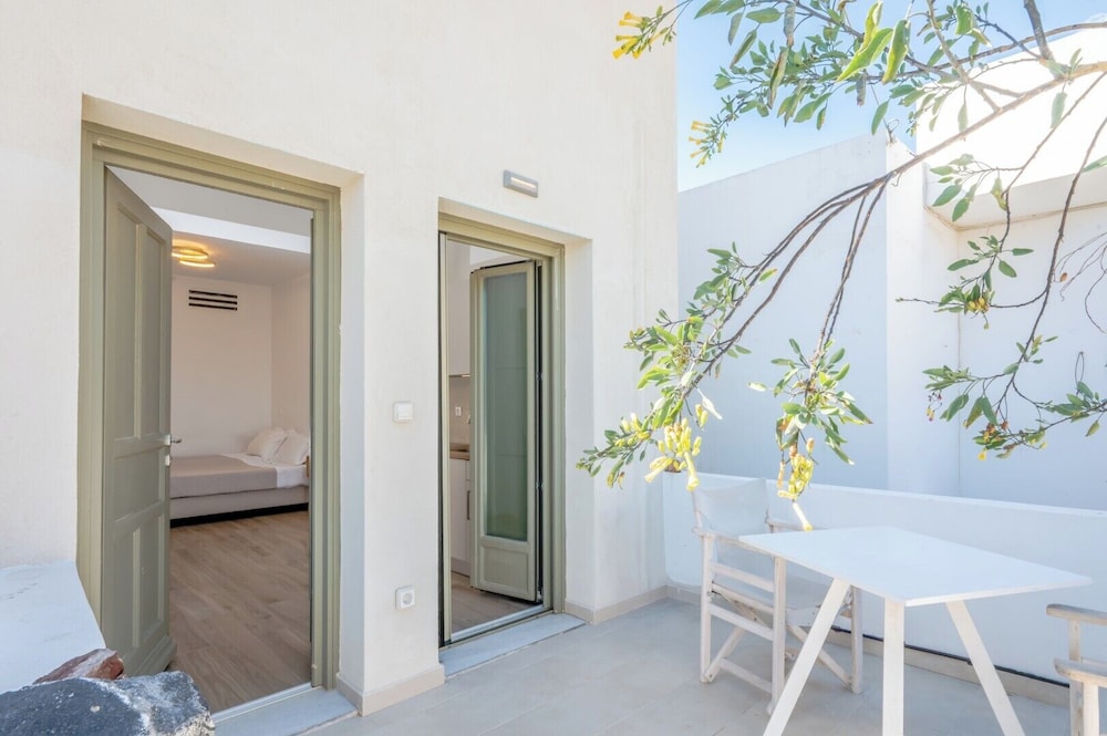 Apeiron Blue Perissa Apartments
