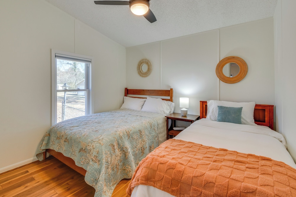 Deck, Grill & Dock Access: Lake Keowee Retreat!
