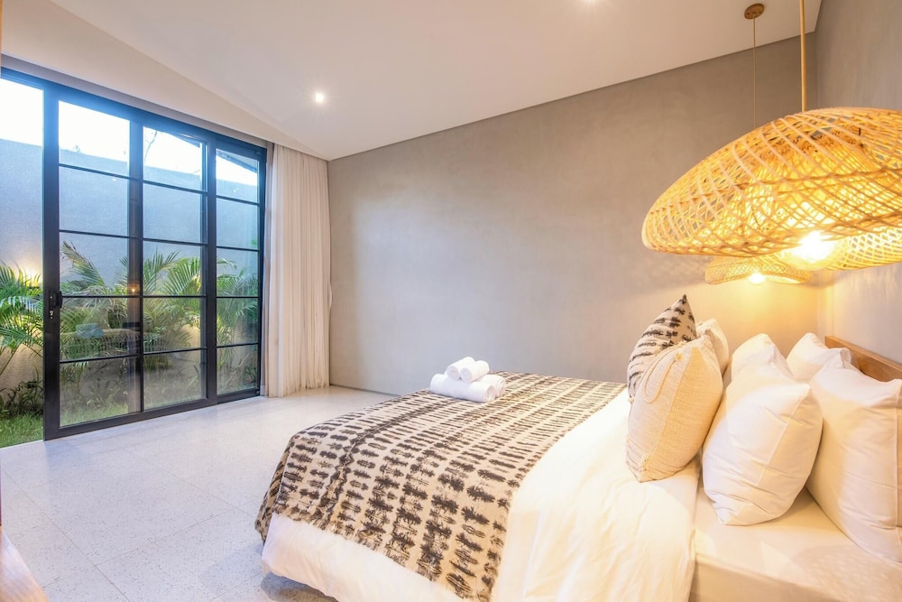 Stylish 5BR Boho Hideaway, 5 Minutes Bingin Beach
