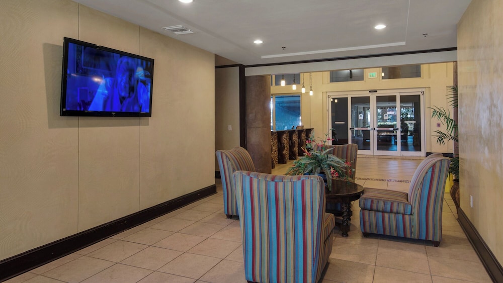 Beachfront Corner Unit w/ Wrap-around Balcony, Close to Attractions!
