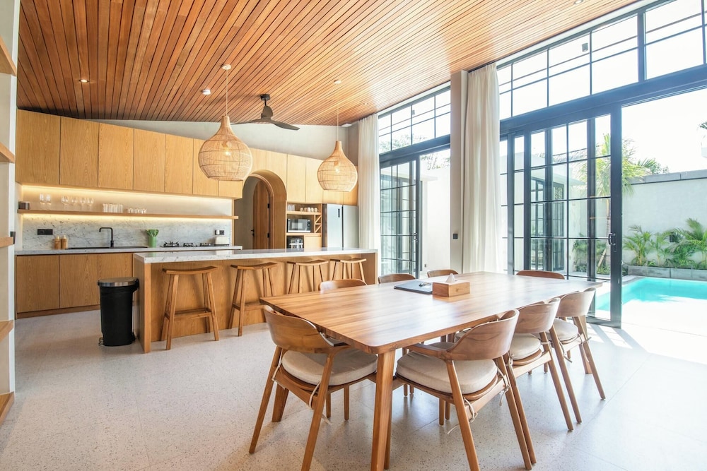 Stylish 5BR Boho Hideaway, 5 Minutes Bingin Beach
