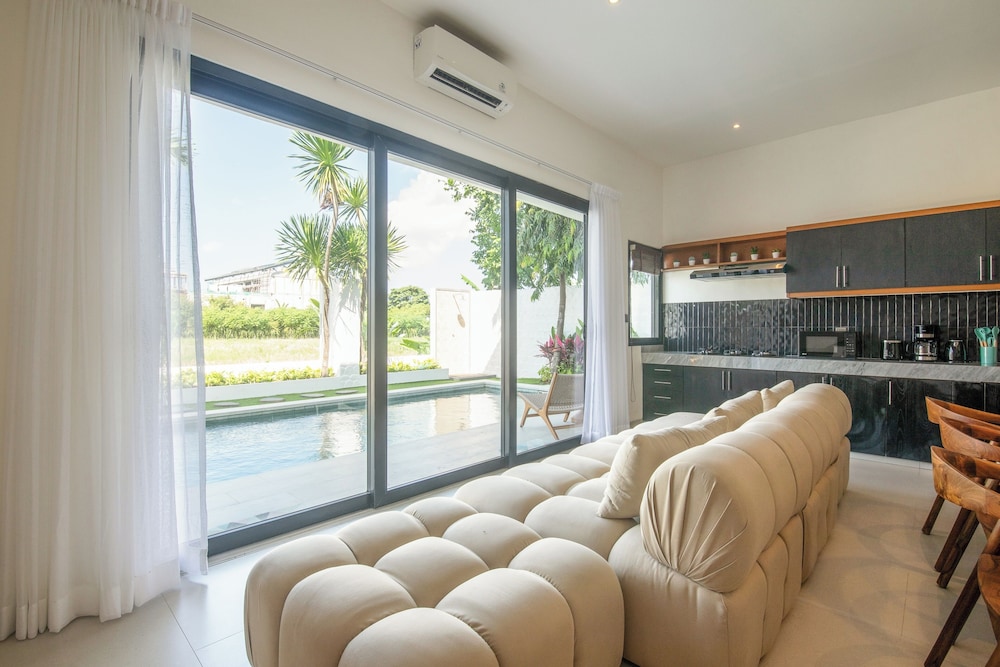 4 Bd Seminyak Retreat, Rice Fields 4 Mins to Beach
