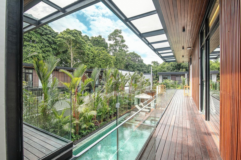 Elegant 6BR Canggu Villa Steps From the Ocean