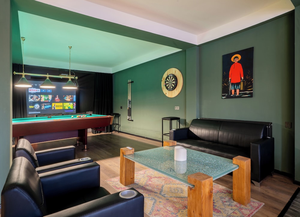 Niabi 4BDR Apartments with billiards