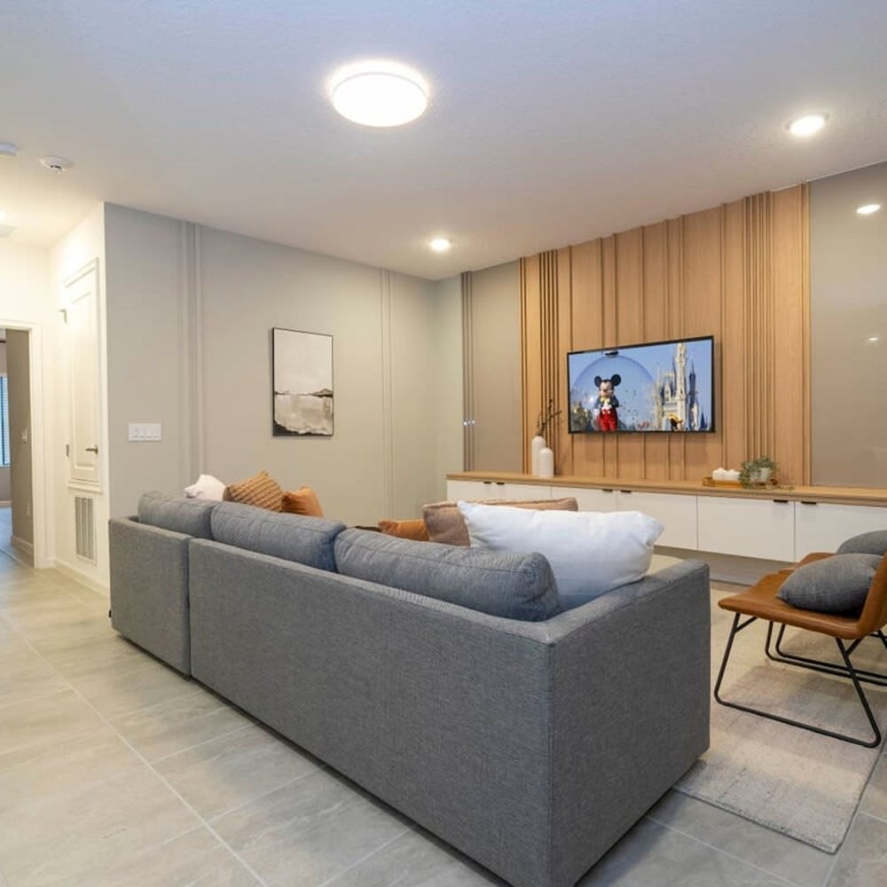 6152 Fantastic Spacious Home for Your Family