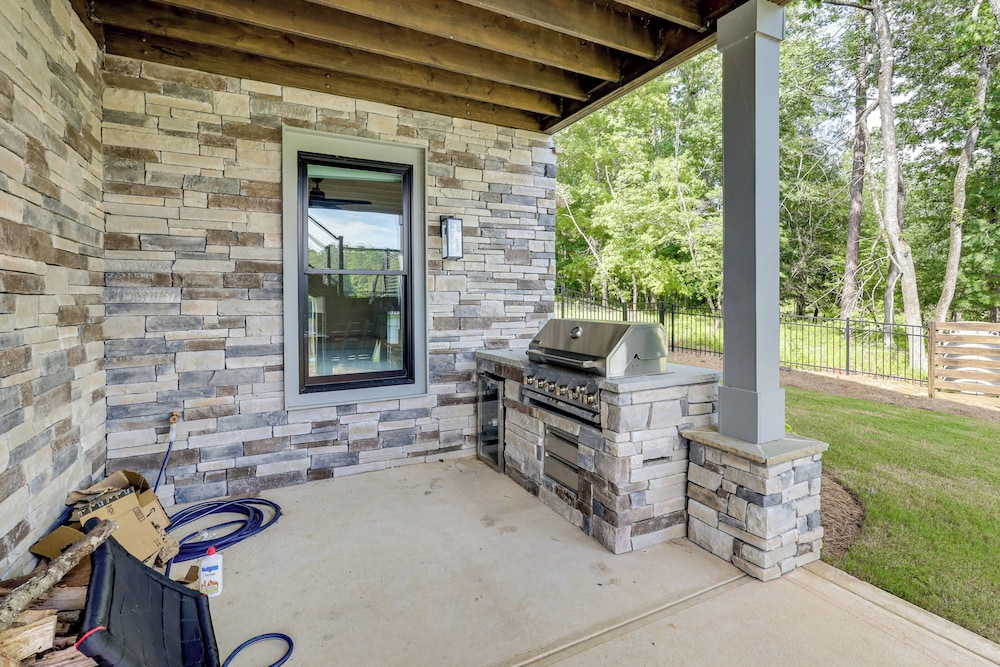 Dock + Views: Spacious Lake Sinclair Retreat