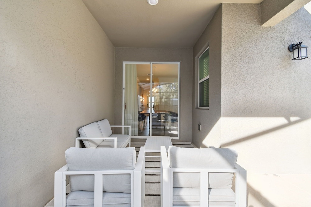 Storey Lake - Private Pool- King Bed - 4BD/3BA