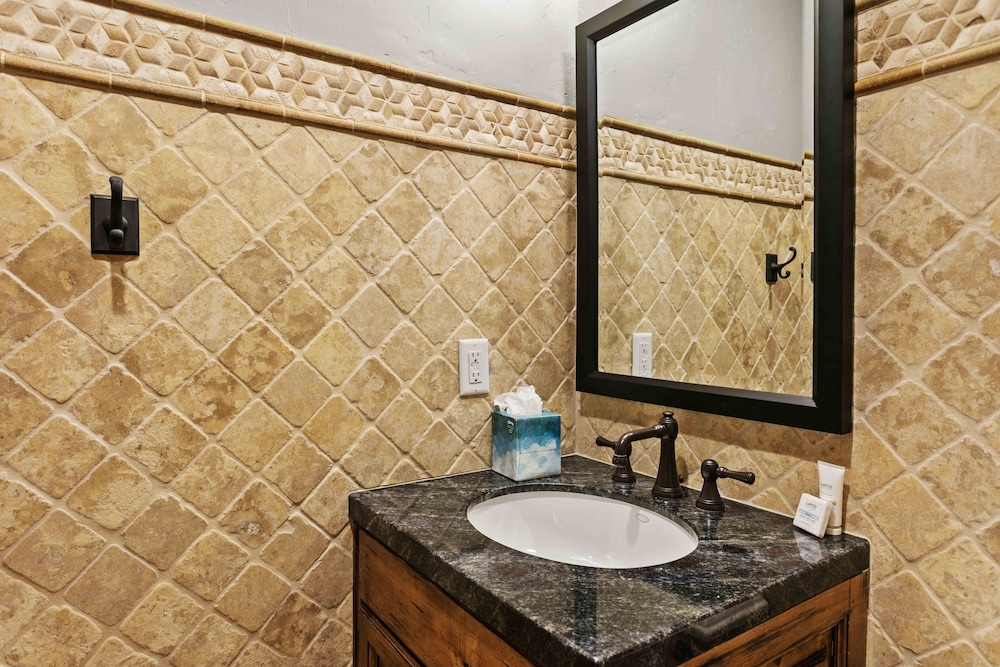 6565 Lookout Drive - Four Bedroom with Spa 4 Condo