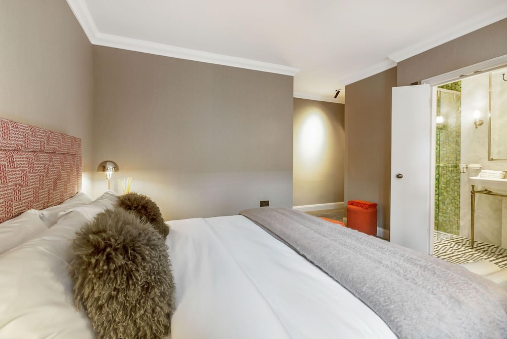 Knightsbridge 3-bed 2-bath by Harrods