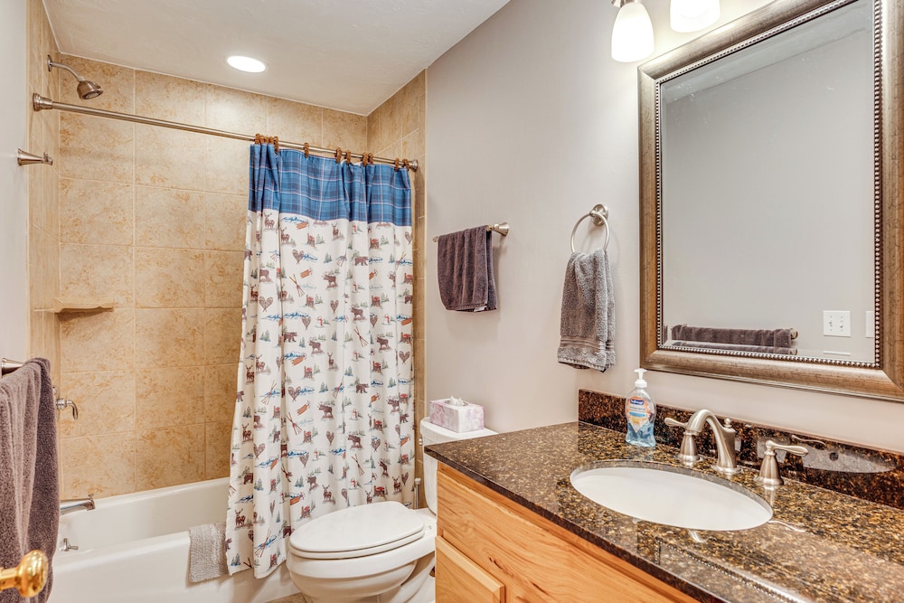 Ski, Hike & Fish: Cabin w/ Hot Tub in Conway