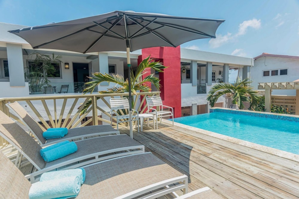 Amazing 2BR 1BA w Pool Close to the Beach BBQ