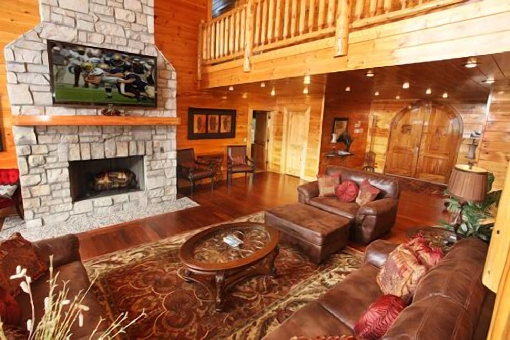 Serenity Mountain Pool 9 Br cabin by RedAwning