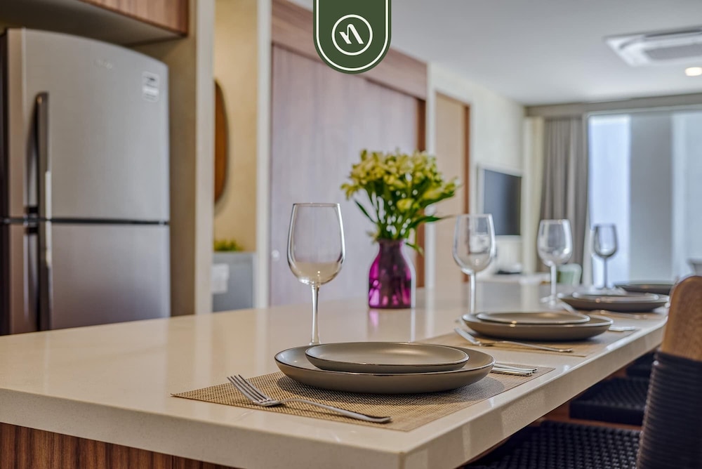 Luxury 2 BR Condo Near Beaches - Pools - Gym