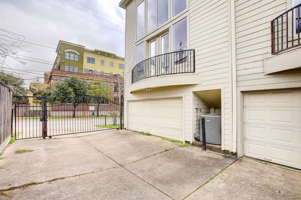 Downtown Houston Townhome w/ City Views! view 2