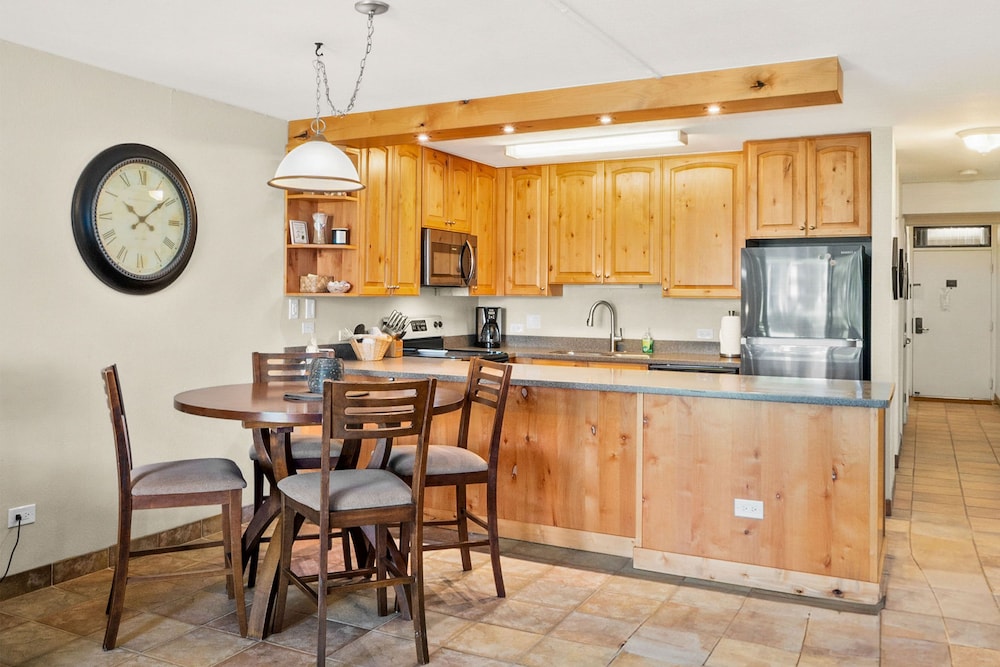 Kamaole Sands 7-109 - Romantic Getaway, Beautiful Renovation, Large Lanai, & AC!