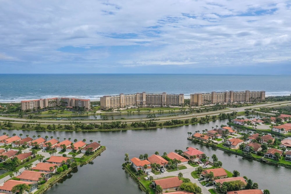 Oceanview Top-floor Penthouse in Surf Club Beach Pool Access